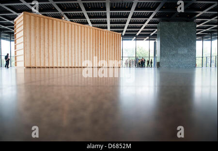 Das Werk "The Box" des US-Künstlers Paul McCarthy wird in der neuen Nationalgalerie (Neue Nationalgalerie) in Berlin, Deutschland, 5. Juli 2012 vorgestellt. Sein Werk wird am Veranstaltungsort bis 4. November 2012 präsentiert. Foto: Maurizio Gambarini Stockfoto