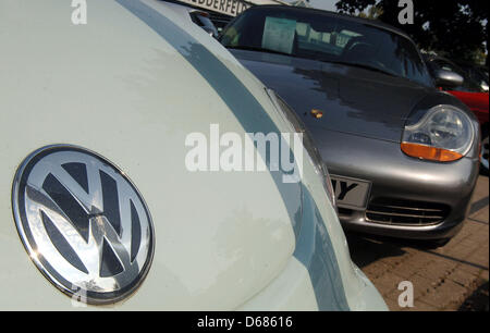 Datei - Parken eine Archiv Bild datiert 25. September 2005 ein Porsche Boxter zeigt hinter ein VW-Käfer in Hamburg, Deutschland. Autohersteller Volkswagen (VW) wird Porsche Sportwagen Zweig komplett übernehmen VW am 4. Juli 2012 angekündigt. Die Übernahme soll am 1. August 2012 abgeschlossen sein. Foto: Kay Nietfeld Stockfoto