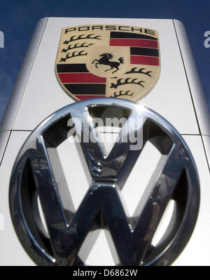 Datei - eine illustrierte Archiv Bild vom 20. November 2006 zeigt das Logo des Automobilherstellers Volkswagen (VW) vor den Porsche-Schriftzug im Porsche Zentrum in Stuttgart-Zuffenhausen, Deutschland. VW hat am 4. Juli 2012 sie Porsche Sportwagen Geschäft übernehmen würde. Die Übernahme soll am 1. August 2012 abgeschlossen sein. Foto: Bernd Weissbrod Stockfoto