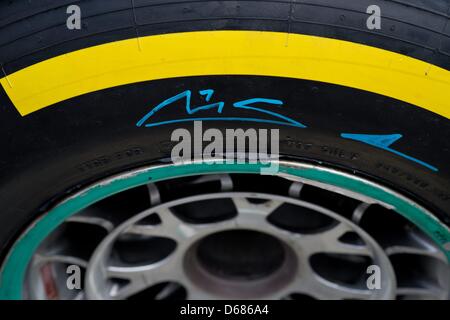 Ein Pirelli Slick der deutsche Formel1 Rennfahrer Michael Schumacher von Mercedes AMG im Fahrerlager an der Rennstrecke von Silverstone in Northamptonshire, Großbritannien, 5. Juli 2012 abgebildet. Die Formula One Grand Prix von Großbritannien statt findet am 8. Juli 2011. Foto: David Ebener dpa Stockfoto