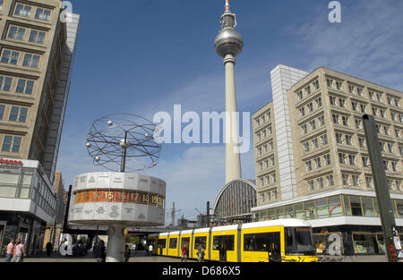 Blick auf den Alexanderplatz mit dem Fernsehturm in Berlin, Deutschland, 19. Juni 2012, Berolinahaus (R) und Weltzeituhr. Foto: Karlheinz Schindler Stockfoto