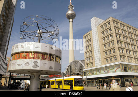 Blick auf den Alexanderplatz mit dem Fernsehturm in Berlin, Deutschland, 19. Juni 2012, Berolinahaus (R) und Weltzeituhr. Foto: Karlheinz Schindler Stockfoto