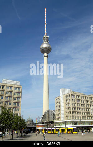 Blick auf den Alexanderplatz mit dem Fernsehturm in Berlin, Deutschland, 19. Juni 2012, Berolinahaus (R) und Weltzeituhr. Foto: Karlheinz Schindler Stockfoto