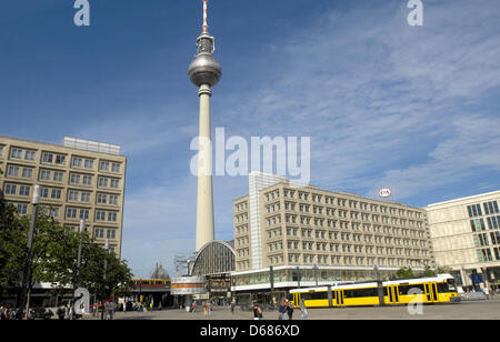 Blick auf den Alexanderplatz mit dem Fernsehturm in Berlin, Deutschland, 19. Juni 2012, Berolinahaus (R) und Weltzeituhr. Foto: Karlheinz Schindler Stockfoto