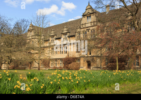 Trinity College Jackson über vordere Viereck Garten mit Narzissen im Frühjahr bauen. Oxford Oxfordshire England UK Großbritannien Stockfoto