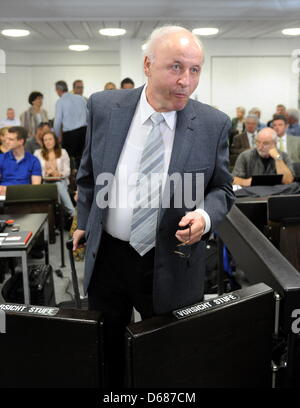 Michael Buback, Sohn des deutschen Attorney General Siegfried Buback im Jahr 1977 von Mitgliedern der RAF erschossen wurde betritt den Gerichtssaal an das Oberlandesgericht in Stuttgart, Deutschland, 6. Juli 2012. Ehemalige RAF-Terroristin Verena Becker wurde zu vier Jahren im Gefängnis für sein ein Accessoire, um den Mord an deutschen Attorney General Siegfried Buback 1977 verurteilt. Foto: BER Stockfoto