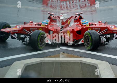 Spanisch-Formel-1-Fahrer Fernando Alonso Ferrari steuert sein Auto mit beschädigten Frontflügel während des zweiten Trainings an der Rennstrecke von Silverstone in Northamptonshire, Großbritannien, 6. Juli 2012. Die Formula One Grand Prix von Großbritannien statt findet am 8. Juli 2011. Foto: David Ebener Dpa +++(c) Dpa - Bildfunk +++ Stockfoto