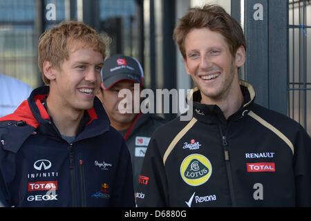 Deutsche Formel1-Fahrer Sebastian Vettel (L-R) von Red Bull, japanische Kamui Kobayashi von Sauber und Franzosen Romain Grosjean von Lotus verlassen die Fahrerbesprechung an der Rennstrecke von Silverstone in Northamptonshire, Großbritannien, 6. Juli 2012. Die Formula One Grand Prix von Großbritannien statt findet am 8. Juli 2011. Foto: David Ebener dpa Stockfoto