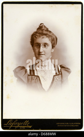 Viktorianische Frau Cartes de Visite Studioportrait um 1900 von Fotografen Lafayette Ltd Stockfoto