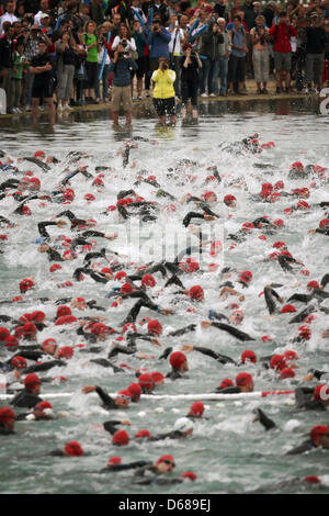 Während des Ironman Frankfurt schwimmen Triathleten die Langener Waldsee in Frankfurt Am Main, Deutschland, 8. Juli 2012. Tausende von Triathleten nehmen Teil an dem Wettbewerb, der 3,8 km Schwimmen, 180 km Radfahren und 42,2 km laufen enthält. Foto: Fredrik von Erichsen Stockfoto