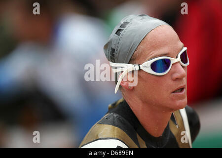 Während des Ironman Frankfurt, uns ist Triathletin Amanda Stevens der erste Abschnitt schwimmen am Langener Waldsee in Frankfurt Am Main, Deutschland, 8. Juli 2012 beenden. Tausende von Triathleten nehmen Teil an dem Wettbewerb, der 3,8 km Schwimmen, 180 km Radfahren und 42,2 km laufen enthält. Foto: Fredrik von Erichsen Stockfoto