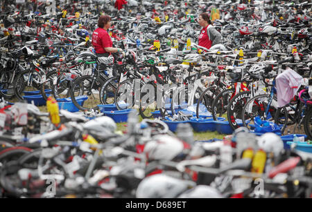 Während des Ironman Frankfurt beobachten Mitarbeiter über den Triathleten Fahrräder in Frankfurt Am Main, Deutschland, 8. Juli 2012. Tausende von Triathleten nehmen Teil an dem Wettbewerb, der 3,8 km Schwimmen, 180 km Radfahren und 42,2 km laufen enthält. Foto: Fredrik von Erichsen Stockfoto