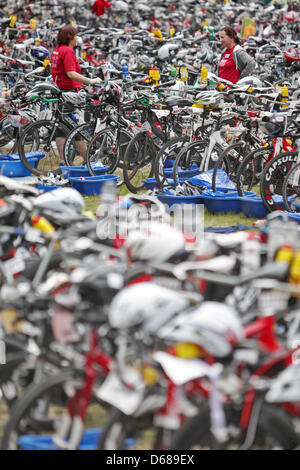 Während des Ironman Frankfurt beobachten Mitarbeiter über den Triathleten Fahrräder in Frankfurt Am Main, Deutschland, 8. Juli 2012. Tausende von Triathleten nehmen Teil an dem Wettbewerb, der 3,8 km Schwimmen, 180 km Radfahren und 42,2 km laufen enthält. Foto: Fredrik von Erichsen Stockfoto