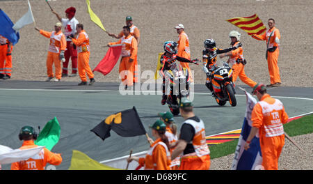 Der Spanier Marc Márquez von Team CatalunyaCaixa Repsol (93) und San Marino Fahrer Alex de Angelis Team NGM Mobile Forward Racing (15) Welle an der Fans nach dem Moto2 deutschen Grand Prix auf dem Sachsenring in Hohenstein-Ernstthal, Deutschland, 8. Juli 2012. Foto: JAN WOITAS Stockfoto