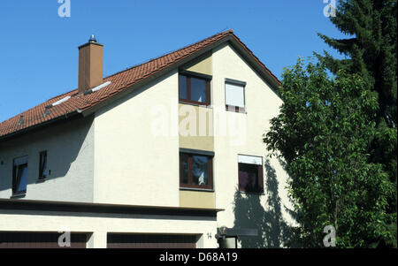 Blick auf das Haus, das war die Szene von einem shooting in Lehrensteingfeld, Deutschland, 8. Juli 2012. Nach einem Streit zwischen Nachbarn ein Ehepaar an Schussverletzungen gestorben, und eine Frau erschossen wurde und schwer verwundet. Laut den Ermittlern die Frau auf einem Nachbarn geschossen und wurde später gefunden, tot neben ihrem Ehemann, der ebenfalls getötet wurde. Foto: FRANZISKA KRAUFMANN Stockfoto