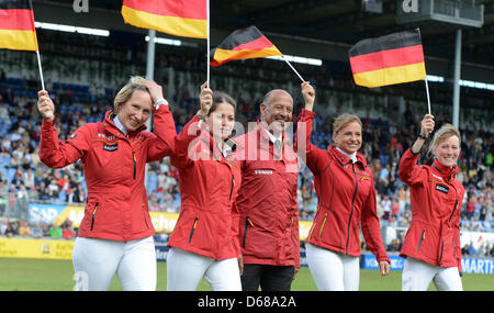 Der Deutsche Olympische Dressurmannschaft, Anabel Balkenhol, Kristina Sprehe, Trainer Jonny Hilberath, Dorothee Schneider und Helen Langehanenberg (L-R), hält Deutschlandfahnen während der CHIO World Equestrian Festival in Aachen, Deutschland, 8. Juli 2012. Foto: JOCHEN LUEBKE Stockfoto