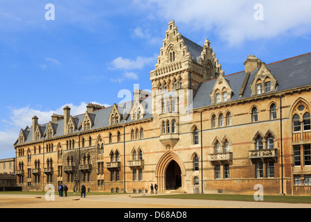 Wiese Gebäude ca. 1863 mit vorderen Haupteingang Christ Church College in Oxford, Oxfordshire, England, UK, Großbritannien Stockfoto