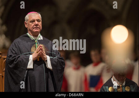 Der neue Präfekt der Kongregation für die Glaubenslehre des Glaubens (CDF), Erzbischof Gerhard Ludwig Mueller, besucht ein Gebetsgottesdienst am Regensburger Dom in Regensburg, Deutschland, 9. Juli 2012). Der ehemalige Bischof von Regensburg reiste aus Rom nach Regensburg, das Requiem für Weihbischof Bischof Vinzenz Guggenberger zu liefern, die im Alter von 83 Jahren starb. Foto: ARMIN WEIGEL Stockfoto