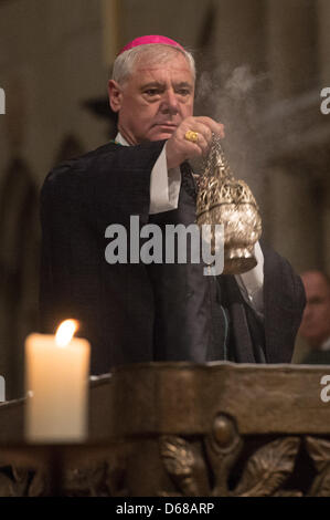 Der neue Präfekt der Kongregation für die Glaubenslehre des Glaubens (CDF), Erzbischof Gerhard Ludwig Mueller, besucht ein Gebetsgottesdienst am Regensburger Dom in Regensburg, Deutschland, 9. Juli 2012). Der ehemalige Bischof von Regensburg reiste aus Rom nach Regensburg, das Requiem für Weihbischof Bischof Vinzenz Guggenberger zu liefern, die im Alter von 83 Jahren starb. Foto: ARMIN WEIGEL Stockfoto