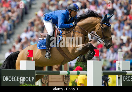 Brasilianische Springreiter Alvaro de Miranda auf Bogeno während der CHIO World Equestrian Festival in Aachen, Deutschland, 8. Juli 2012 springt. Foto: UWE ANSPACH Stockfoto