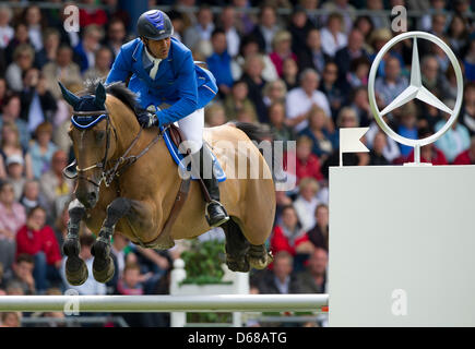 Brasilianische Springreiter Alvaro de Miranda auf Bogeno während der CHIO World Equestrian Festival in Aachen, Deutschland, 8. Juli 2012 springt. Foto: UWE ANSPACH Stockfoto