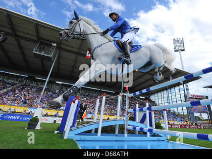 Brasilianische Springreiter Alvaro de Miranda auf Ad Ashleigh Drossel Dan springt beim CHIO World Equestrian Festival in Aachen, Deutschland, 8. Juli 2012. Foto: UWE ANSPACH Stockfoto