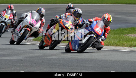 (L, R) Französisch-MotoGP-Fahrer Alexis Masbou Team Caretta Technologie führt das Feld vor der deutsche Pilot Sandro Cortese von Team Red Bull KTM und der Spanier Luis Salom von Team RW Racing in der deutschen MotoGP auf dem Sachsenring in Hohenstein-Ernstthal, Deutschland, 8. Juli 2012. Foto: JAN WOITAS Stockfoto