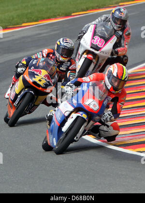 Französisch-MotoGP-Fahrer Alexis Masbou Team Caretta Technologie führt das Feld vor der deutsche Pilot Sandro Cortese von Team Red Bull KTM und der Spanier Luis Salom von Team RW Racing in der deutschen MotoGP auf dem Sachsenring in Hohenstein-Ernstthal, Deutschland, 8. Juli 2012. Foto: JAN WOITAS Stockfoto