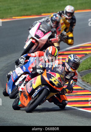 Deutsche Pilot Sandro Cortese von Red Bull KTM Team führt das Feld vor der französischen MotoGP-Fahrer Alexis Masbou of Team Caretta Technology und der Spanier Luis Salom von Team RW Racing in der deutschen MotoGP auf dem Sachsenring in Hohenstein-Ernstthal, Deutschland, 8. Juli 2012. Foto: JAN WOITAS Stockfoto