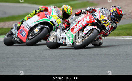 Deutschen MotoGP-Fahrer Stefan Bradl Team LCR Honda Racing (R) Rennen vor der Italiener Valentino Rossi von Ducati Team im deutschen MotoGP auf dem Sachsenring in Hohenstein-Ernstthal, Deutschland, 8. Juli 2012. Foto: JAN WOITAS Stockfoto