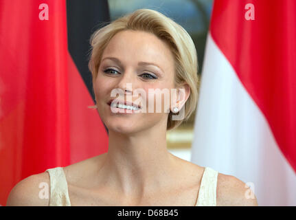 Prinzessin Charlene von Monaco kommt für ein Abendessen im Schloss Bellevue in Berlin, Deutschland, 9. Juli 2012. Fürst Albert II. und seine Frau besuchen Deutschland für mehrere Tage. Foto: Jörg Carstensen Stockfoto