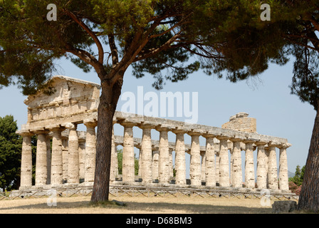 Paestum. Italien. Hinten (Richtung Westen) und Sothern Seite der Tempel der Athena (der Ceres). Stockfoto