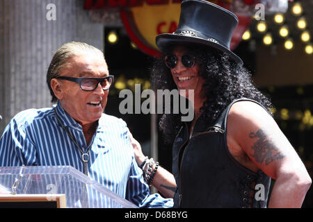 US-Filmproduzent Robert Evans (L) posiert mit US-Musiker Slash bei seinen Stern auf dem Hollywood Walk of Fame in Hollywood, Kalifornien, USA 10. Juli 2012. Schrägstrich erhielt den 2,473rd Stern auf dem Hollywood Walk of Fame in der Kategorie Aufnahme. Foto: Hubert Boesl Stockfoto