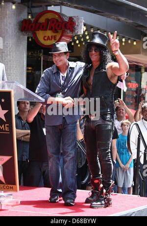 US-Musiker Slash (R) posiert mit US-Schauspieler Charlie Sheen bei Slash es Sterne auf dem Hollywood Walk of Fame in Hollywood, Kalifornien, USA 10. Juli 2012. Schrägstrich erhielt den 2,473rd Stern auf dem Hollywood Walk of Fame in der Kategorie Aufnahme. Foto: Hubert Boesl Stockfoto