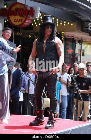 US-Musiker stellt Slash bei seinen Stern auf dem Hollywood Walk of Fame in Hollywood, Kalifornien, USA 10. Juli 2012. Schrägstrich erhielt den 2,473rd Stern auf dem Hollywood Walk of Fame in der Kategorie Aufnahme. Foto: Hubert Boesl Stockfoto