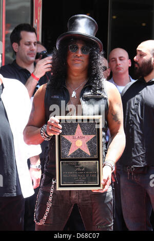 US-Musiker stellt Slash mit seinen Stern auf dem Hollywood Walk of Fame während der Zeremonie in Hollywood, Kalifornien, USA 10. Juli 2012. Schrägstrich erhielt den 2,473rd Stern auf dem Hollywood Walk of Fame in der Kategorie Aufnahme. Foto: Hubert Boesl Stockfoto