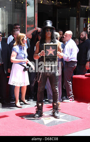 US-Musiker stellt Slash mit seinen Stern auf dem Hollywood Walk of Fame während der Zeremonie in Hollywood, Kalifornien, USA 10. Juli 2012. Schrägstrich erhielt den 2,473rd Stern auf dem Hollywood Walk of Fame in der Kategorie Aufnahme. Foto: Hubert Boesl Stockfoto