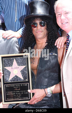 US-Musiker stellt Slash mit seinen Stern auf dem Hollywood Walk of Fame während der Zeremonie in Hollywood, Kalifornien, USA 10. Juli 2012. Schrägstrich erhielt den 2,473rd Stern auf dem Hollywood Walk of Fame in der Kategorie Aufnahme. Foto: Hubert Boesl Stockfoto