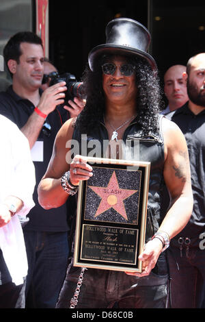 US-Musiker stellt Slash mit seinen Stern auf dem Hollywood Walk of Fame während der Zeremonie in Hollywood, Kalifornien, USA 10. Juli 2012. Schrägstrich erhielt den 2,473rd Stern auf dem Hollywood Walk of Fame in der Kategorie Aufnahme. Foto: Hubert Boesl Stockfoto