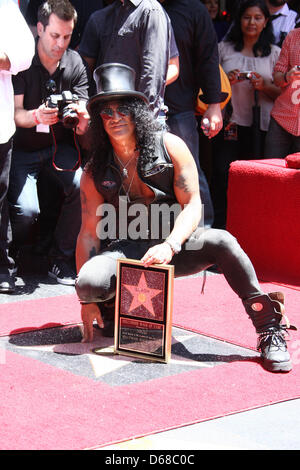 US-Musiker stellt Slash mit seinen Stern auf dem Hollywood Walk of Fame während der Zeremonie in Hollywood, Kalifornien, USA 10. Juli 2012. Schrägstrich erhielt den 2,473rd Stern auf dem Hollywood Walk of Fame in der Kategorie Aufnahme. Foto: Hubert Boesl Stockfoto