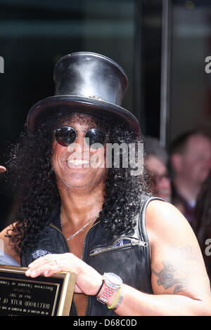 US-Musiker stellt Slash mit seinen Stern auf dem Hollywood Walk of Fame während der Zeremonie in Hollywood, Kalifornien, USA 10. Juli 2012. Schrägstrich erhielt den 2,473rd Stern auf dem Hollywood Walk of Fame in der Kategorie Aufnahme. Foto: Hubert Boesl Stockfoto