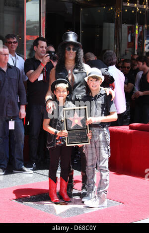 US-Musiker Slash (hinten) stellt mit seinen Söhnen Cash (vorne, L) und London (vorne, R) bei Slash es Sterne auf dem Hollywood Walk of Fame in Hollywood, Kalifornien, USA 10. Juli 2012. Schrägstrich erhielt den 2,473rd Stern auf dem Hollywood Walk of Fame in der Kategorie Aufnahme. Foto: Hubert Boesl Stockfoto