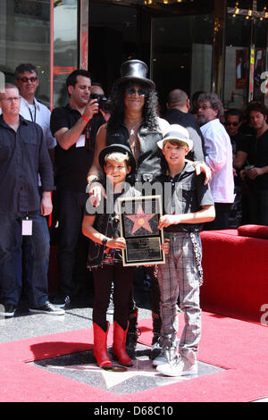 US-Musiker Slash (hinten) stellt mit seinen Söhnen Cash (vorne, L) und London (vorne, R) bei Slash es Sterne auf dem Hollywood Walk of Fame in Hollywood, Kalifornien, USA 10. Juli 2012. Schrägstrich erhielt den 2,473rd Stern auf dem Hollywood Walk of Fame in der Kategorie Aufnahme. Foto: Hubert Boesl Stockfoto