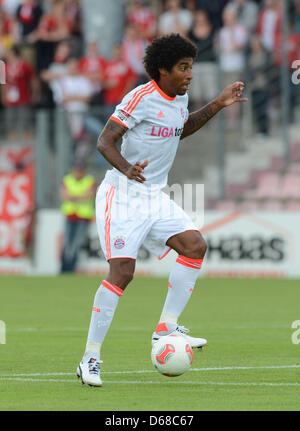 Münchner Dante spielt den Ball während der Fußball-Testspiel zwischen der SpVgg Unterhaching und dem FC Bayern München im Sportpark Unterhaching in Unterhaching bei München, Deutschland, 10. Juli 2012. Foto: Peter Kneffel Stockfoto