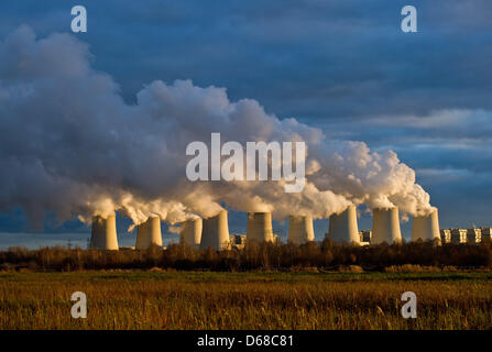 Datei - ein Archiv Bild datiert 15. Dezember 2011 zeigt das Rauchen Kühltürme von Braunkohle Kraftwerk Jaenschwalde der Vattenfall AG wird durch die niedrige Nachmittagssonne bei Jaenschwalde, Deutschland beleuchtet. Die deutsche Regierung fehlt plötzlich ein paar Milliarden Euro für die Finanzierung der Vorhaben für die Energie-Wende. Diese Milliarden sollen kommen, Fromemissions Handel, wh Stockfoto