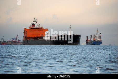 (DATEI) Ein Archivfoto vom 20. Oktober 2011 zeigt der Tanker "Genmab Garonne" und einem kleinen Frachter Schiff (R) vorbei an einander an der Elbe in der Nähe von Stade, Deutschland. Der jahrelange Streit um die Ausbaggerung der Elbe ist vor Gericht zu gehen. Die Klage von Umweltverbänden BUND, NABU und WWF sollte vollständig auf schon 6. Juli 2012, ihren Berichten zufolge sein. Die Baggerarbeiten Stockfoto