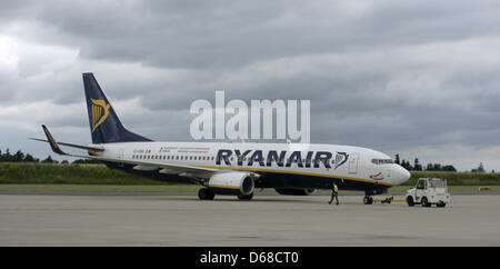 Ein Flugzeug die irische Billigfluggesellschaft Ryanair befindet sich am Flughafen Frankfurt-Hahn in Lautzenhausen, Deutschland, 11. Juli 2012. Foto: Fredrik von Erichsen Stockfoto