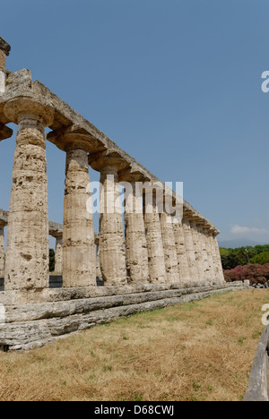 Paestum. Italien. Hinten (Richtung Westen) und Südseite der Tempel der Athena (der Ceres). Stockfoto