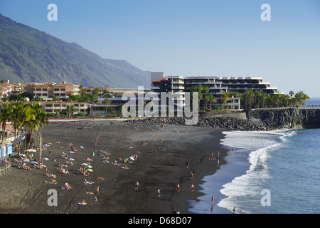 La Palma, Kanarische Inseln - Puerto Naos, Westküste. Schwarzen Sand Lavastrand. Wintersonne Februar. Hotel Sol. Stockfoto