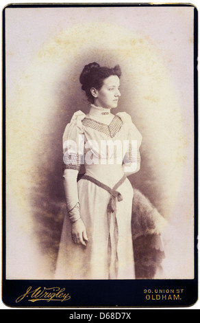 Viktorianische Frau Cartes de Visite Studioportrait ca. 1880 s vom Fotografen J. Wrigley von Oldham Stockfoto